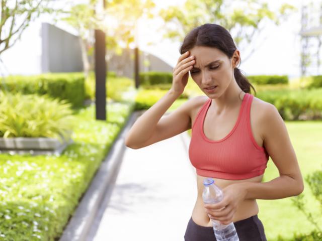 Mujer sufriendo un golpe de calor.