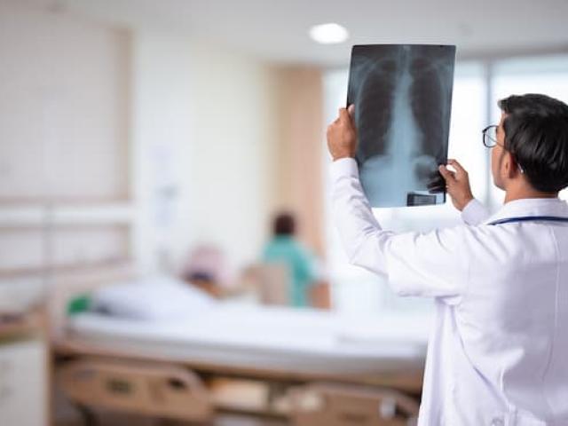 doctor viendo pulmones sanos