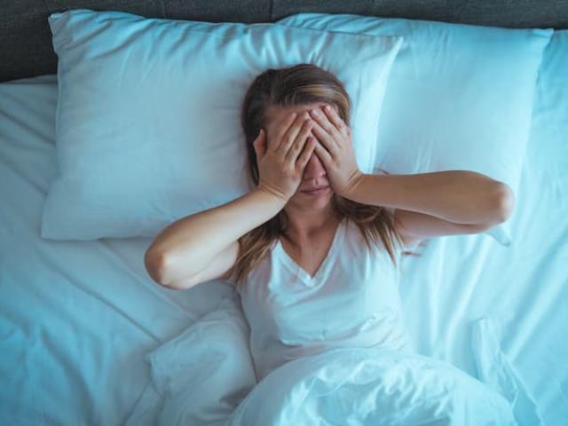 mujer con síntomas del jet lag