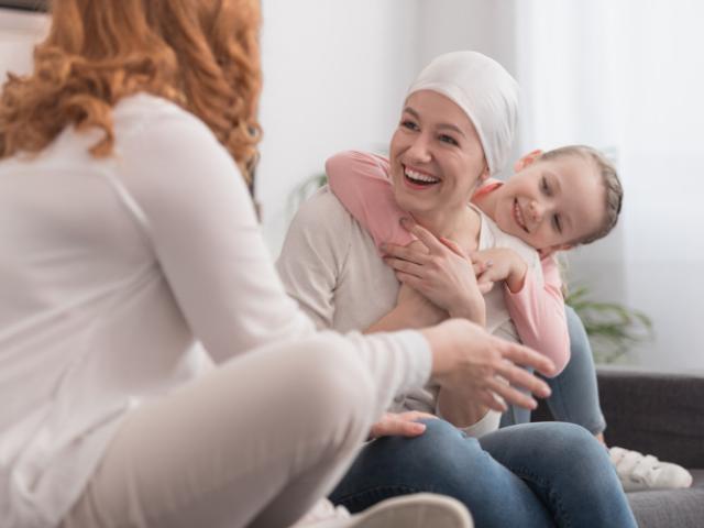Mujer con cáncer en la familia.