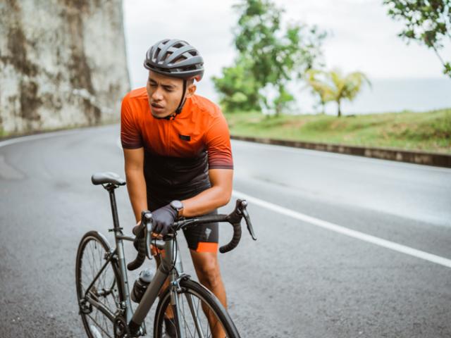 Persona sufriendo mareo y visión borrosa al hacer ejercicio.