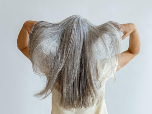 Mujer que no sabe por qué le salen canas.