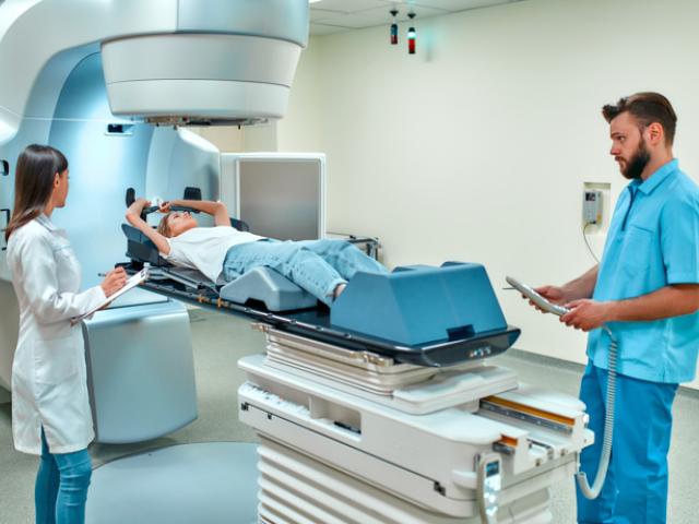 Mujer recibiendo tratamiento contra el cáncer.