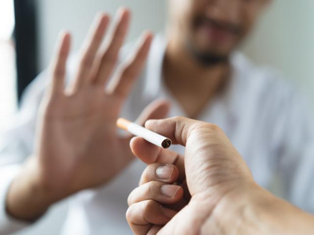 Hombre diciendo no al tabaco para no tener una recaída.