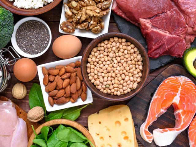 Ejemplos de alimentos con más proteínas.