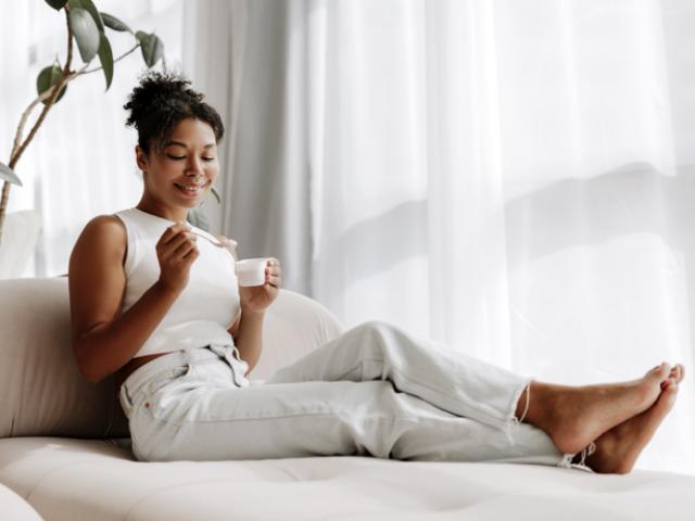 Mujer comiendo uno de los alimentos funcionales.