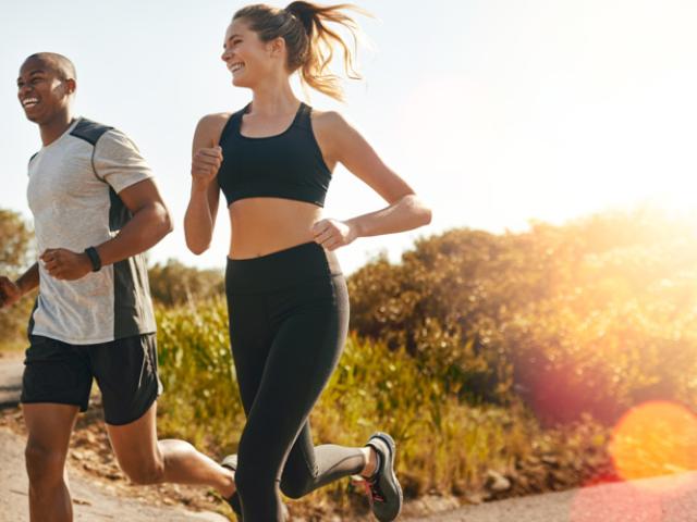 Dos personas que corren por la mañana como la mejor hora para hacer ejercicio.