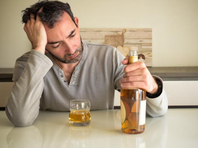 Hombre preocupado porque el alcohol le engorda.