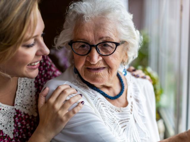 Madre e hija conociendo las etapas de la demencia vascular.