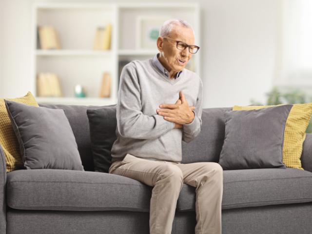 Imagen de anciano preguntándose si se puede recuperar un corazón débil.