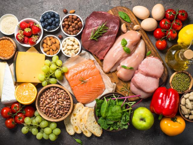 Mesa con alimentos de la dieta keto. 