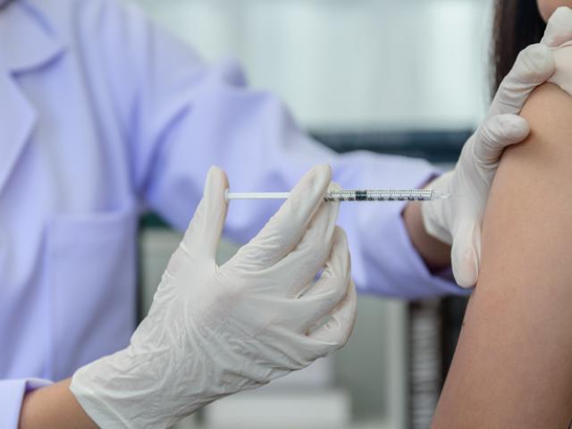 Mujer vacuna en jornada de medicina preventiva