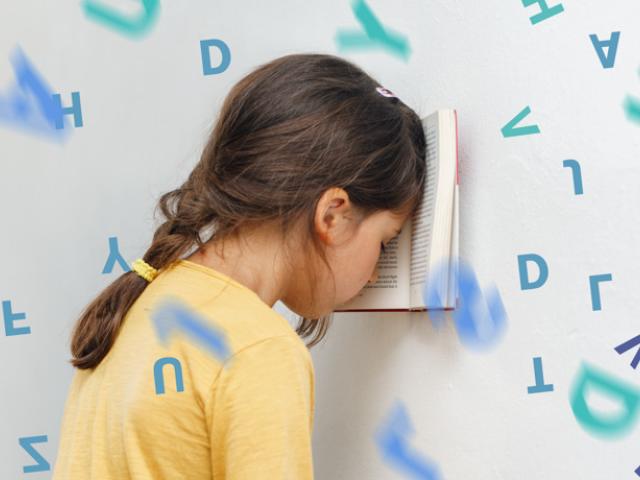 niña con dislexia trata de leer