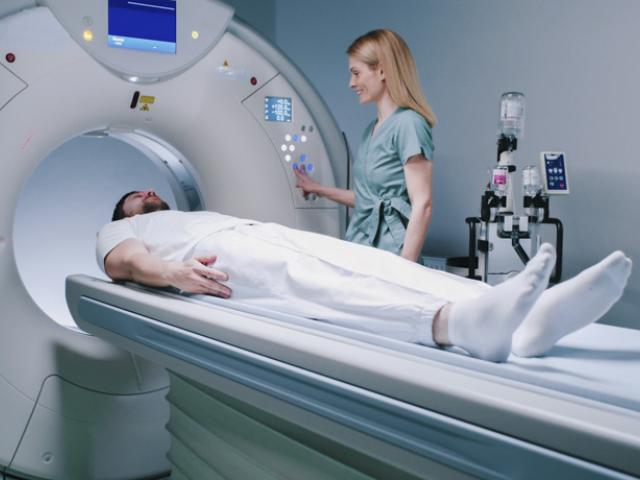 hombre en prueba de diagnóstico por imágenes