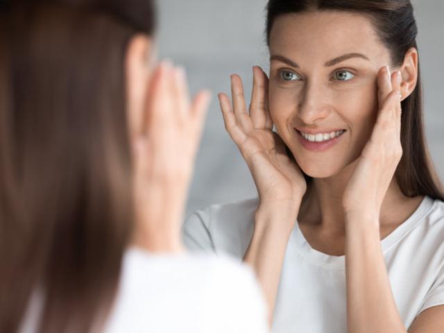 Mujer comprueba beneficios del colágeno