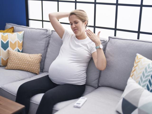 Mujer embarazada con sofocos