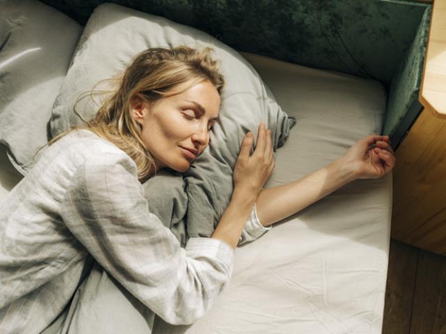 Persona toma siesta durante el día