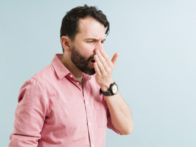Hombre comprueba que tiene mal aliento