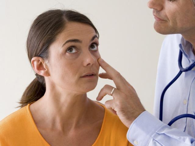 Médico revisa a paciente con anemia