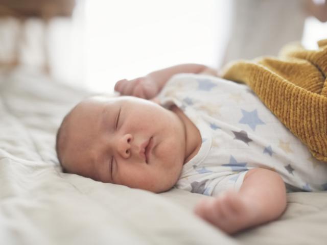 Bebé durmiendo solo