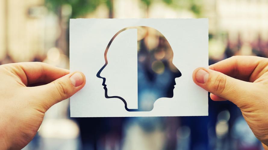 Esténcil de silueta de una cabeza sobrepuesto en una escena de personas caminando