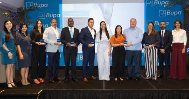 Grupo de agentes y empleados reunidos en el evengo en República Dominicana